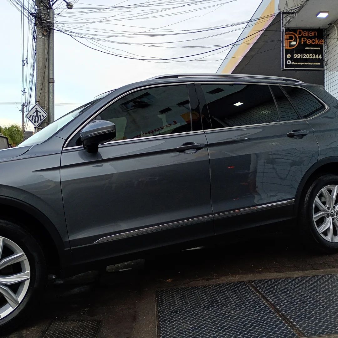SUV cinza detalhado