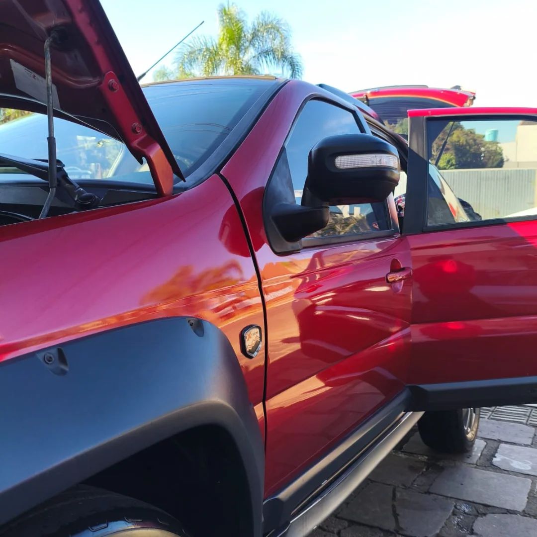 Carro vermelho com pintura reluzente