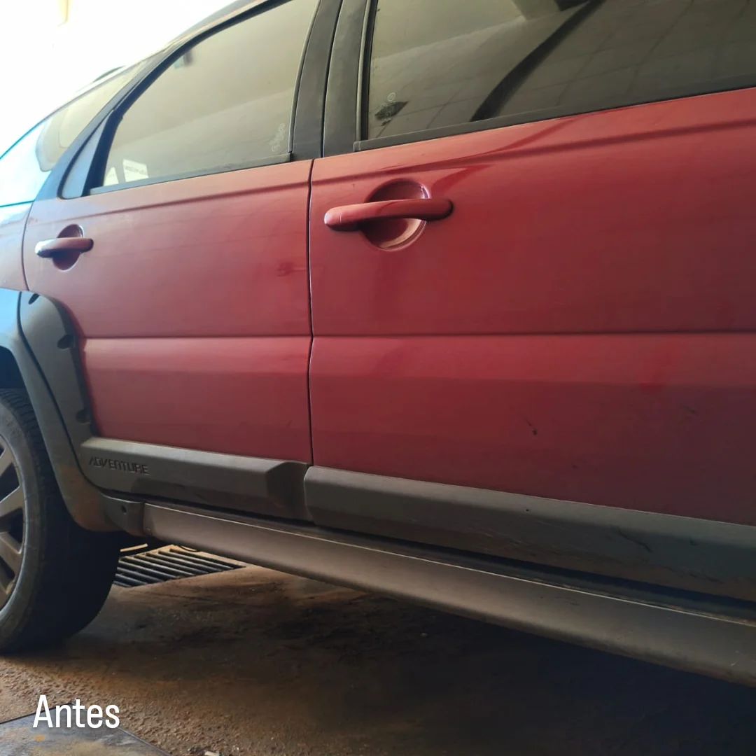 Lateral de carro vermelho antes do serviço