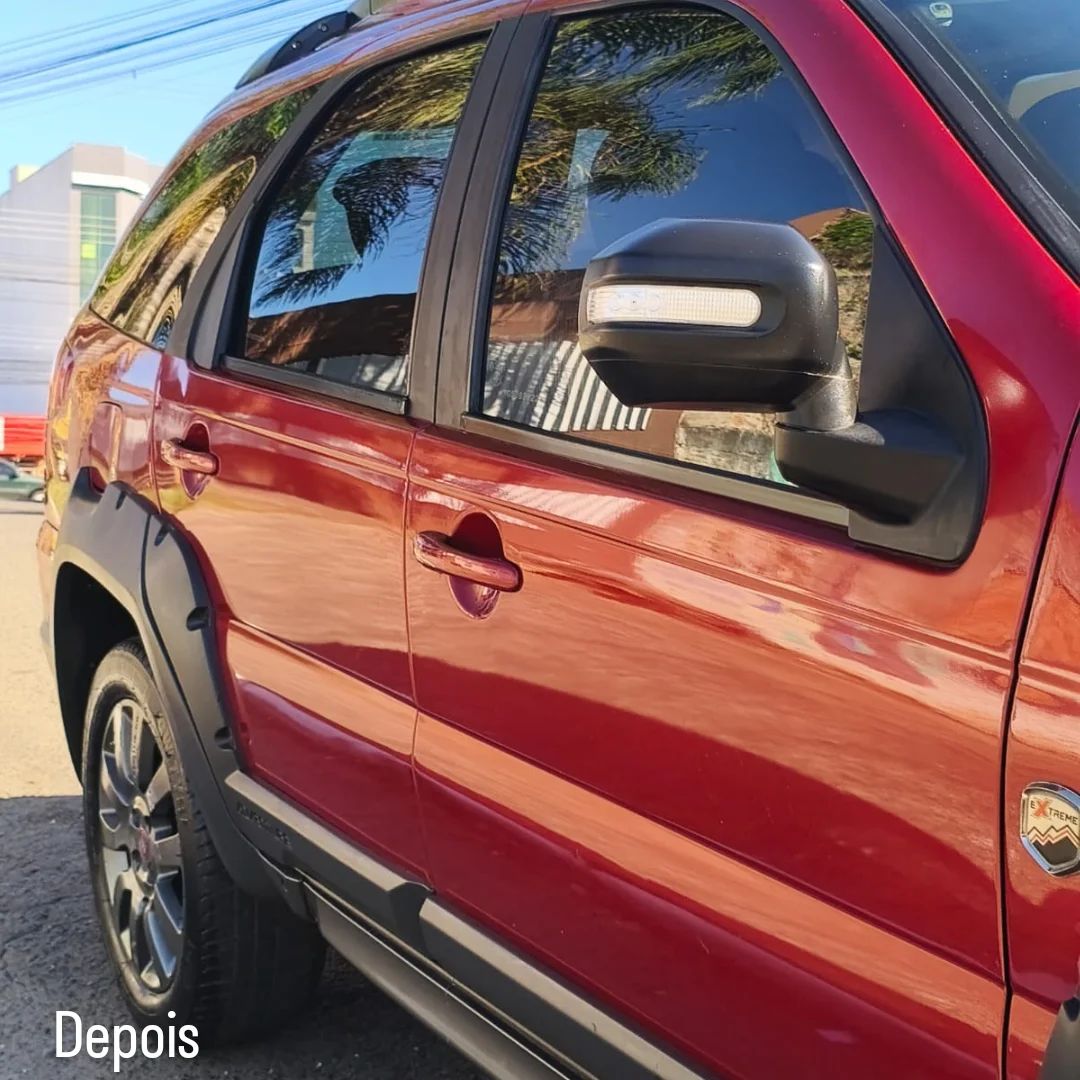Lateral de carro vermelho depois do serviço