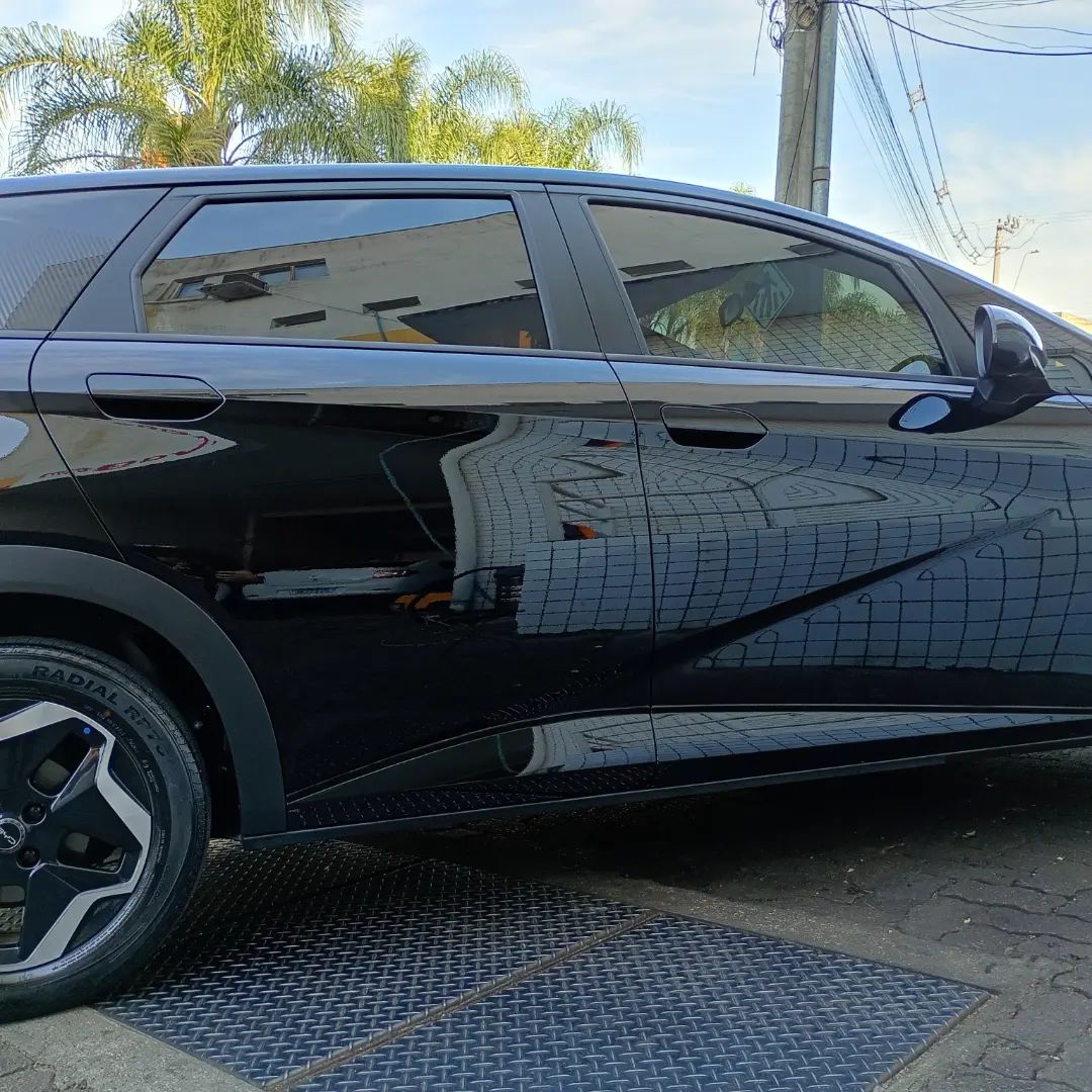 Lateral de carro preto com pintura brilhante